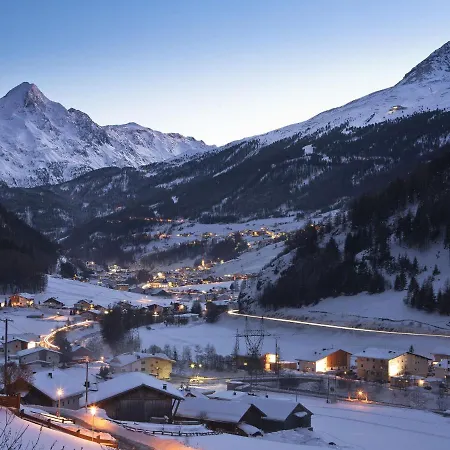 Apartment In Near Lift *